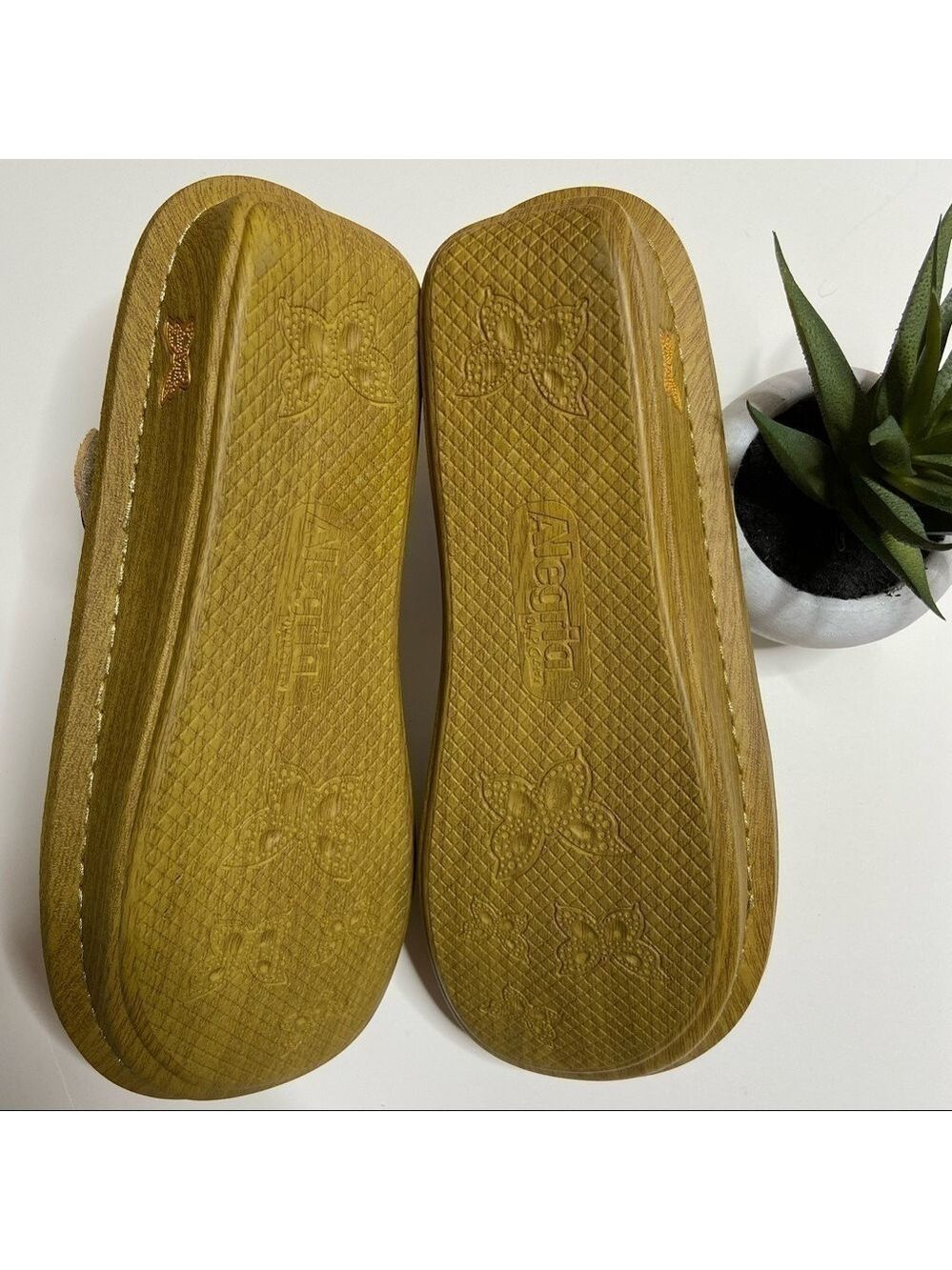 ALEGRIA - By Pg Lite Ken-680 T Strap Comfort Sandals Gold 9 ½ (40) - Picture 3 of 7